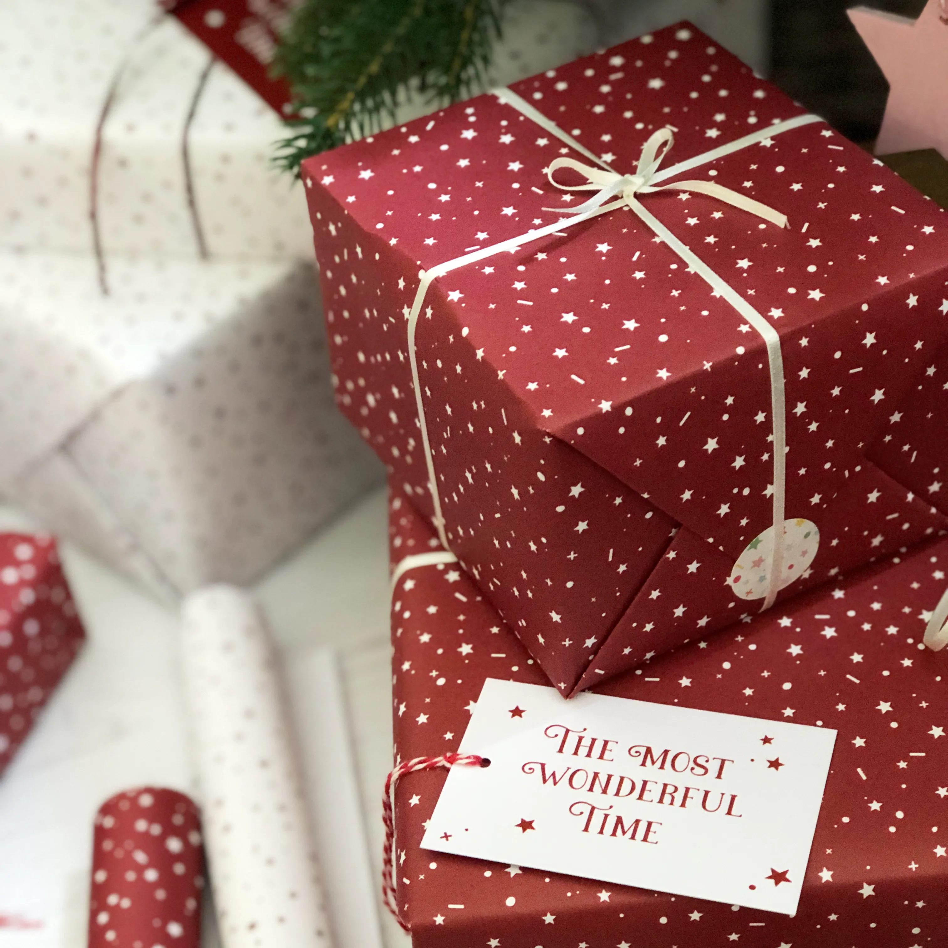 Red Stars 'Wonderful Time' Mixed Wrapping Paper Set