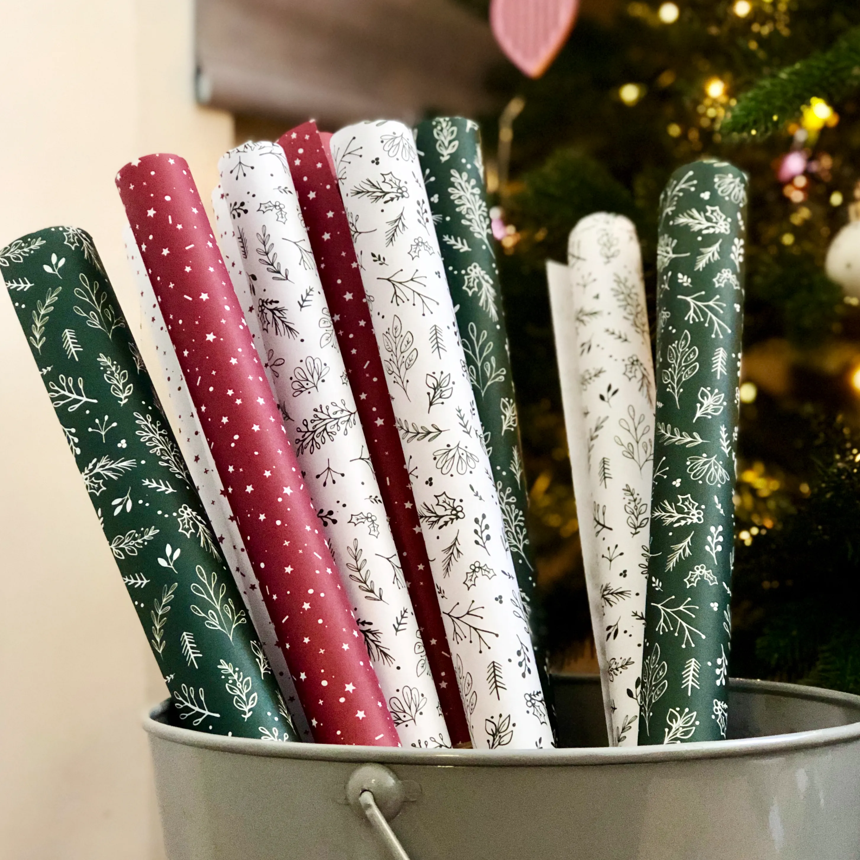 Red Stars 'Wonderful Time' Mixed Wrapping Paper Set