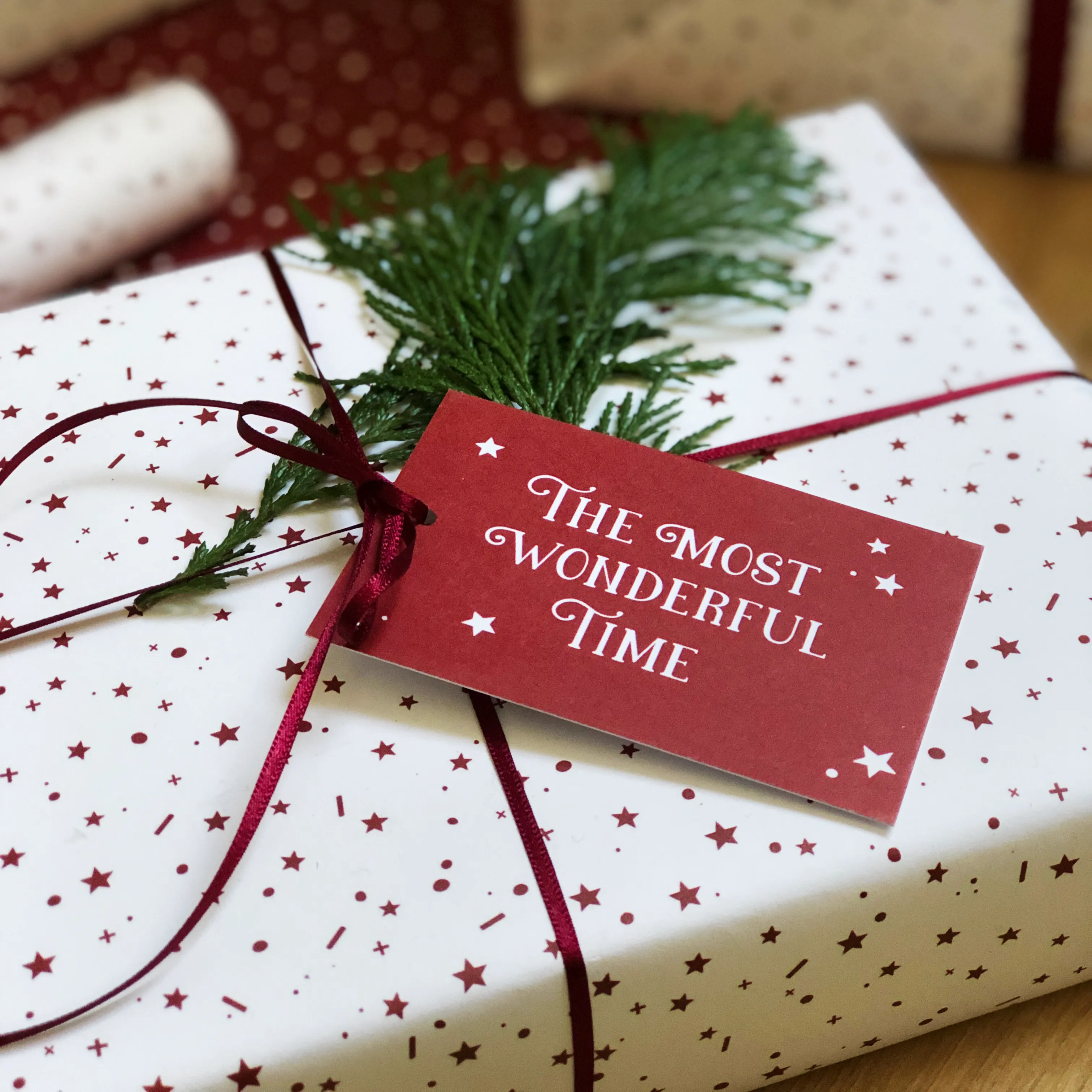 Red Stars 'Wonderful Time' Mixed Wrapping Paper Set