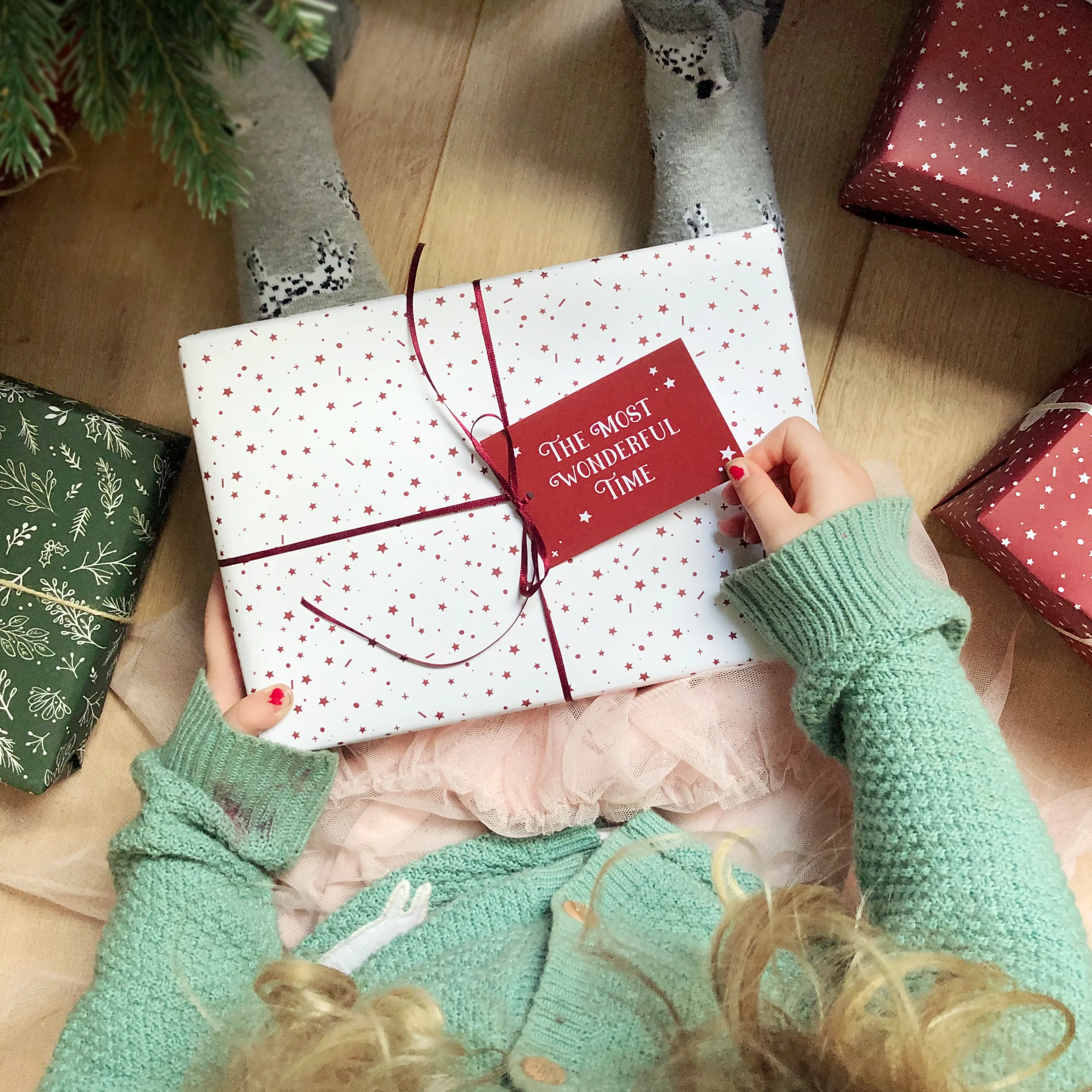 Red Stars 'Wonderful Time' Mixed Wrapping Paper Set