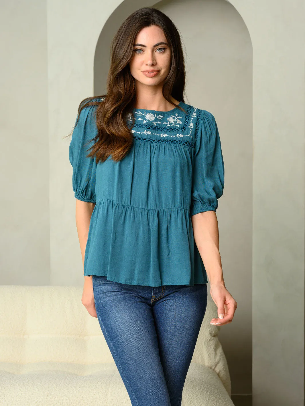 WOMEN'S EMBROIDERED FLORAL WITH EYELET DETAIL 3/4 BAND SLEEVE TOP